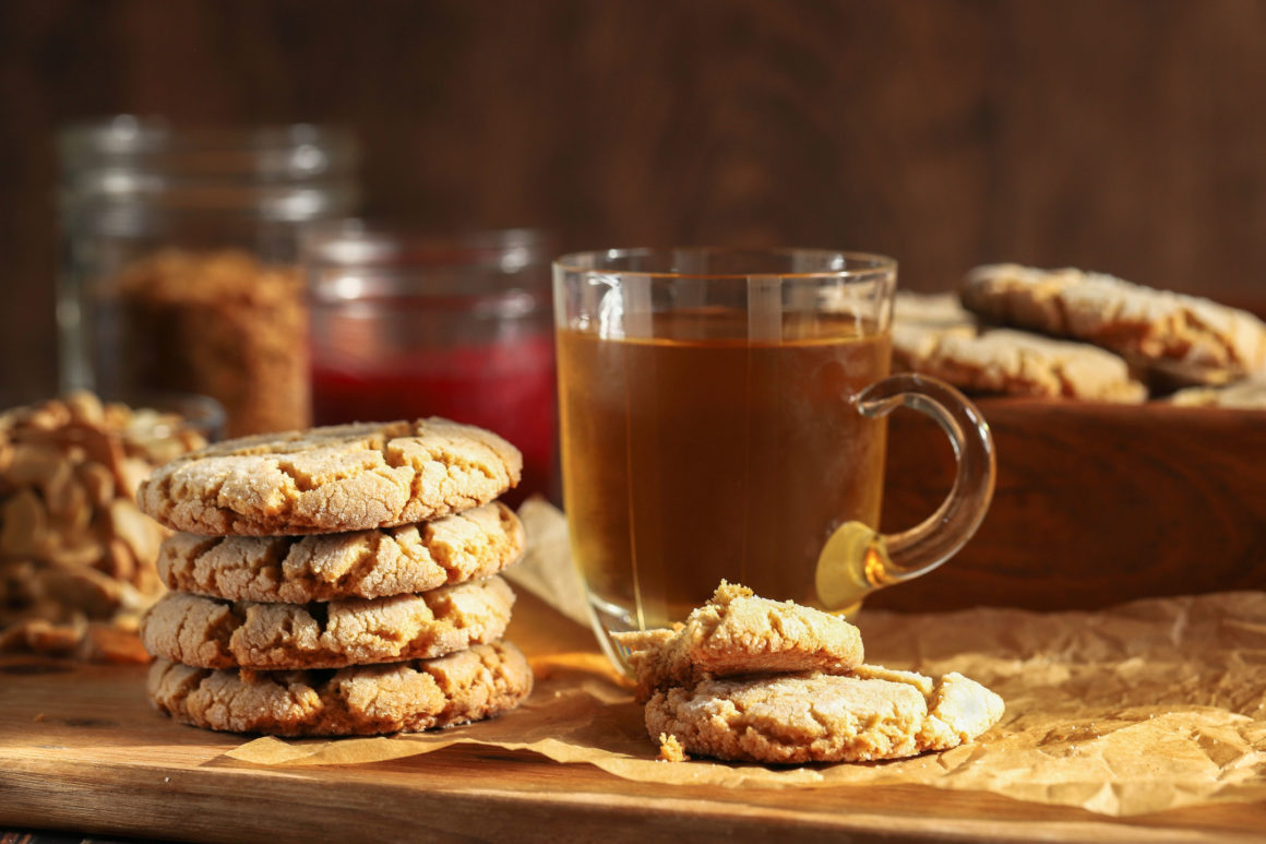 Cashew Butter Crinkle Cookies with Apple Juice