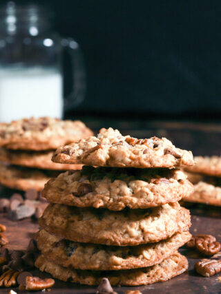 Crispy Oatmeal Cookies with Pecans and Chocolate